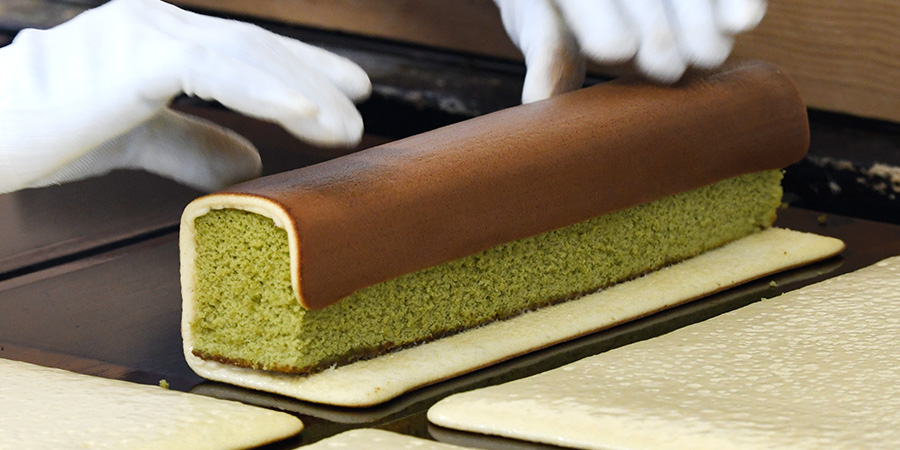 カステラを三笠山の皮でくるむ