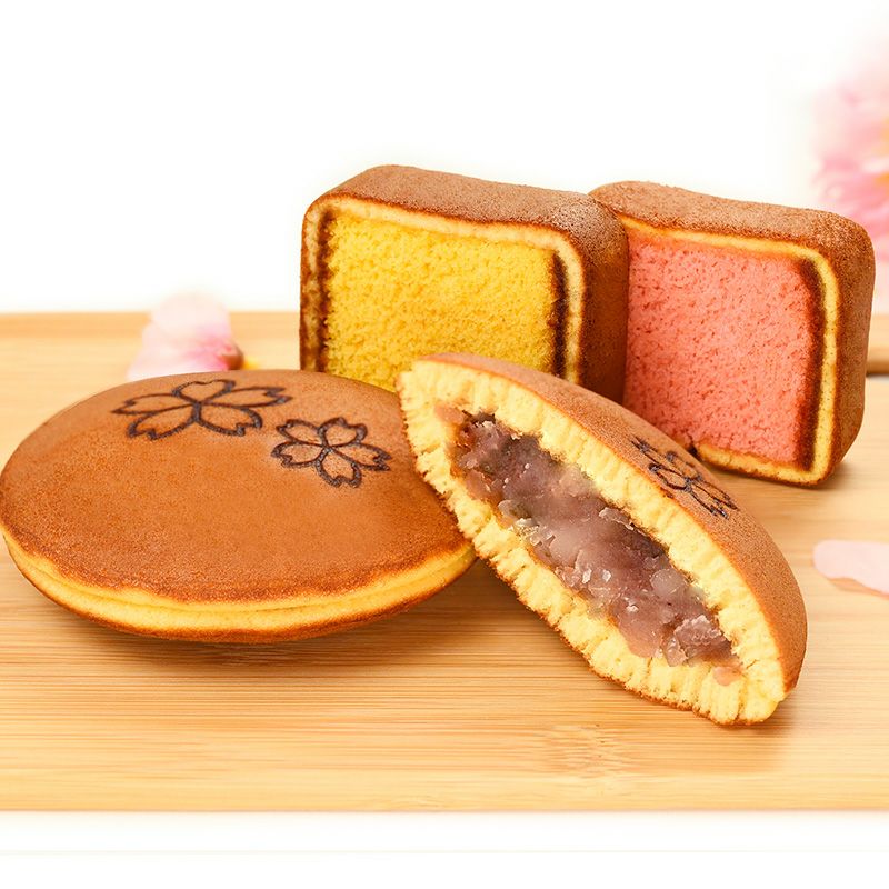 お皿に乗った文明堂のカステラ巻と桜三笠山 ＜プレーン味1個・いちご味1個・桜三笠山1個＞ 計3個 （商品番号：T734）