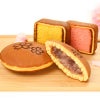 お皿に乗った文明堂のカステラ巻と桜三笠山 ＜プレーン味1個・いちご味1個・桜三笠山1個＞ 計3個 （商品番号：T735）